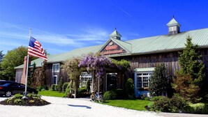 Un edificio rústico con un letrero que dice "Captain's Cabinery & Vineyard".