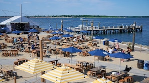 Plage, chaises longues, serviettes de plage