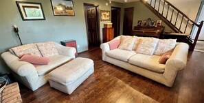 Smart TV, caminetto, tavolo da calcetto, libri