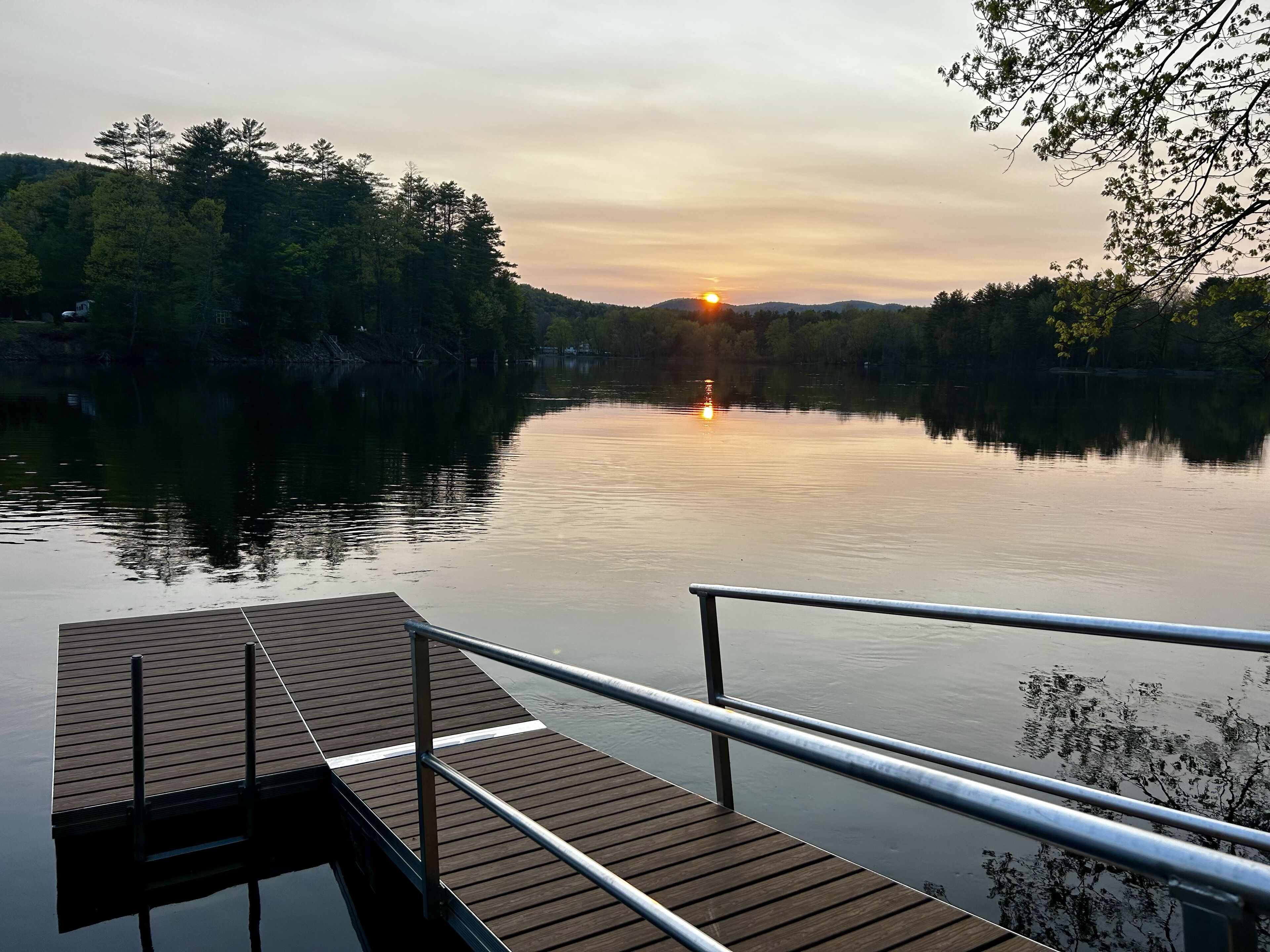 Centrally located, modern riverfront cottage