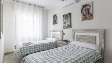 2 slaapkamers, een strijkplank/strijkijzer, reisbedje, gratis wifi