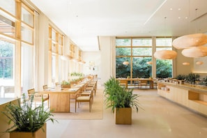 2 restaurants; breakfast, lunch, dinner and brunch served 