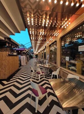 Outdoor dining - Luxury Studio Apartment with rooftop infinity pool (Jaipur)