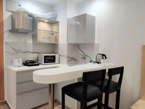 Een koelkast, een magnetron, een oven, een waterkoker