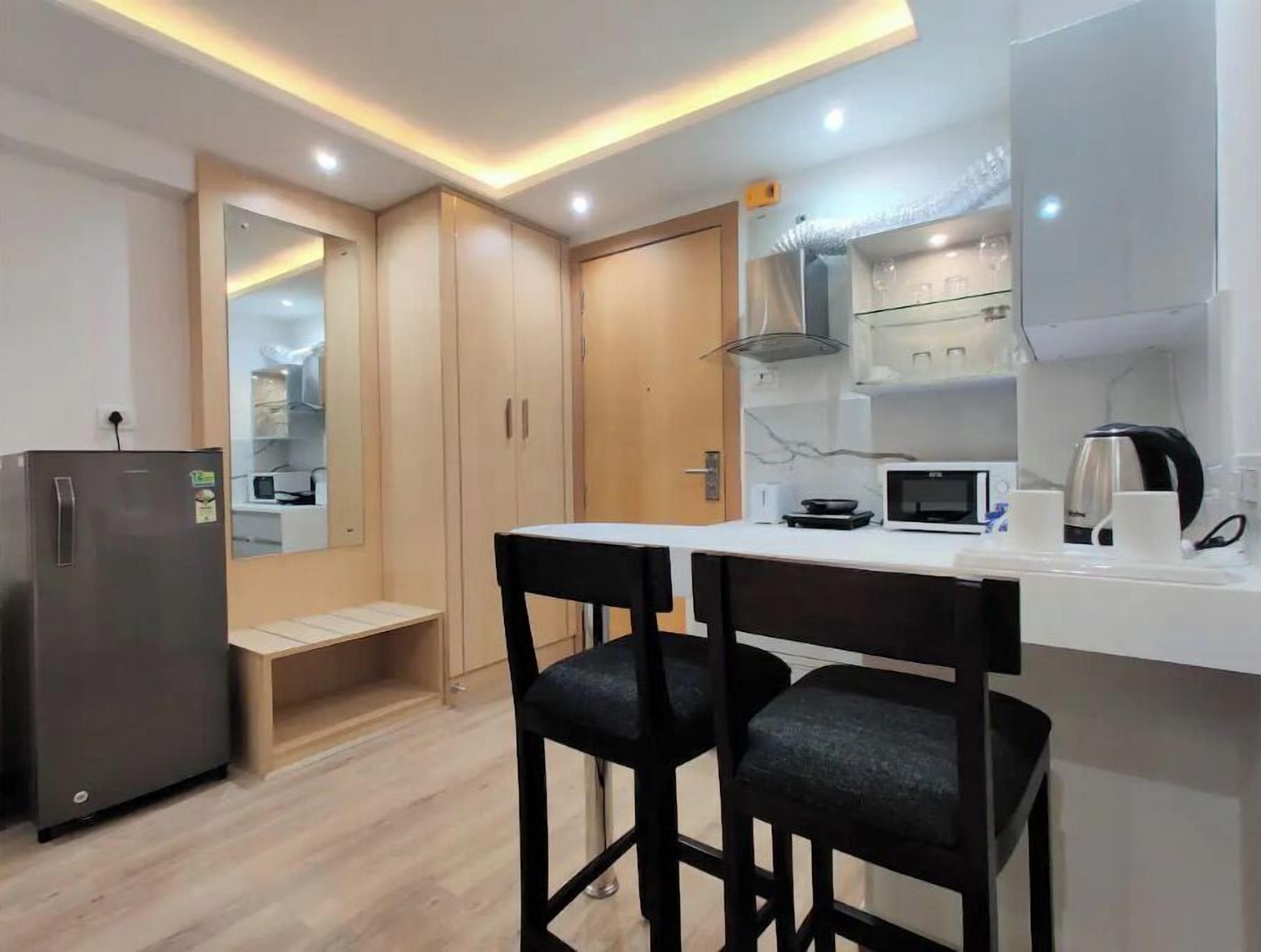 Een koelkast, een microgolfoven, een oven, een waterkoker