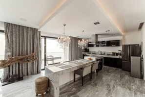 Kühlschrank, Ofen, Herdplatte, Wasserkocher mit Kaffee-/Teezubehör