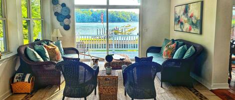 Smart TV, chimenea y libros