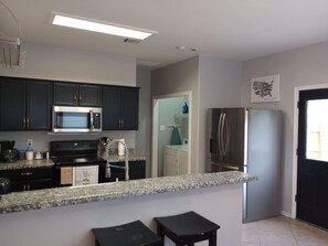 Een koelkast, een microgolfoven, een oven, een kookplaat