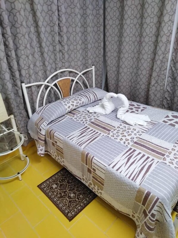 Economy-Zimmer | Individuell dekoriert, individuell eingerichtet, Schreibtisch