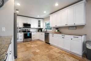 Køleskab, mikrobølgeovn, ovn, kogeplade