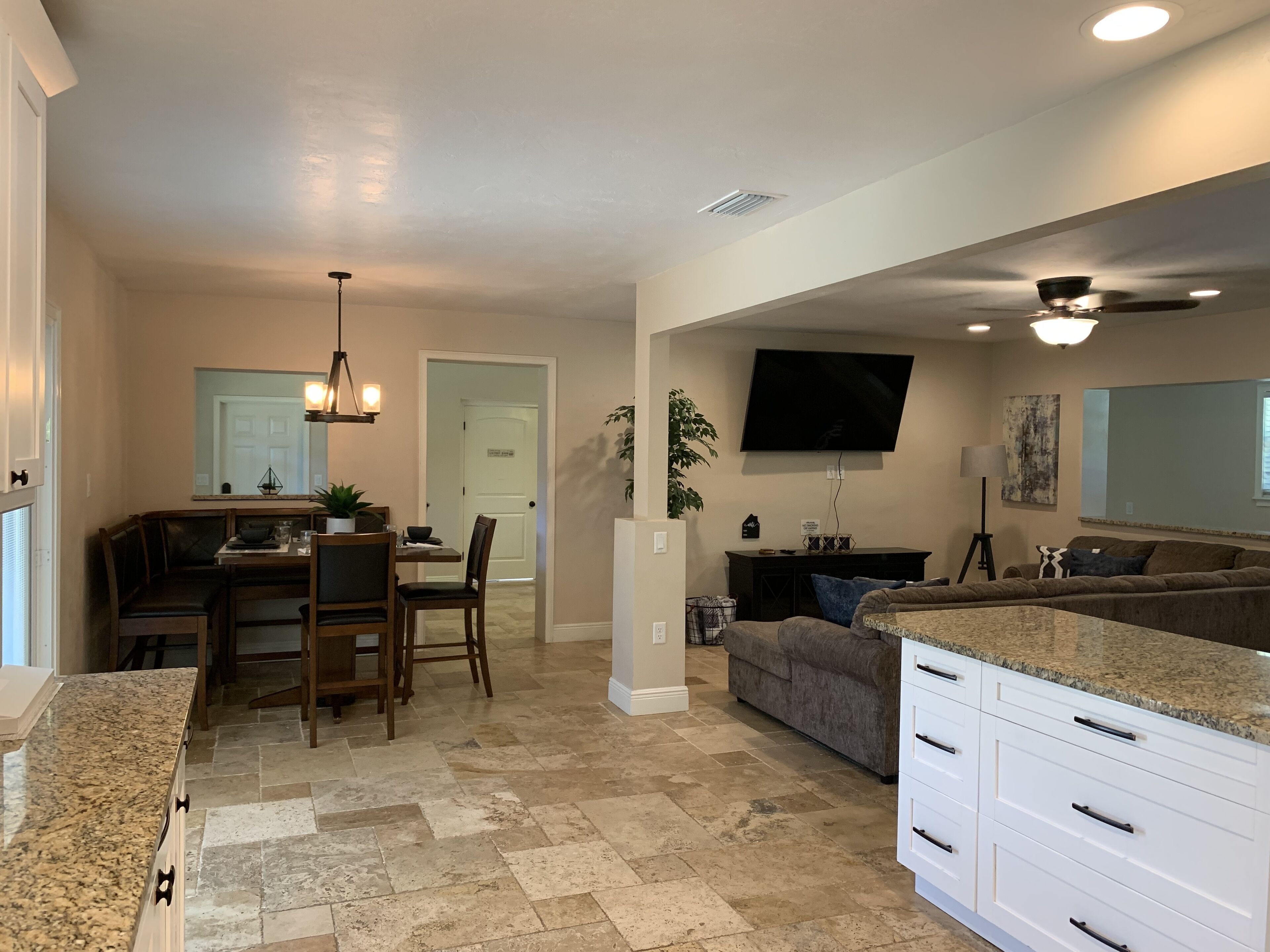 Modern & Spacious, Fully Upgraded Home With Deck, Firepit, And Bbq&nbsp;Near&nbsp;Uf - Gainesville, FL