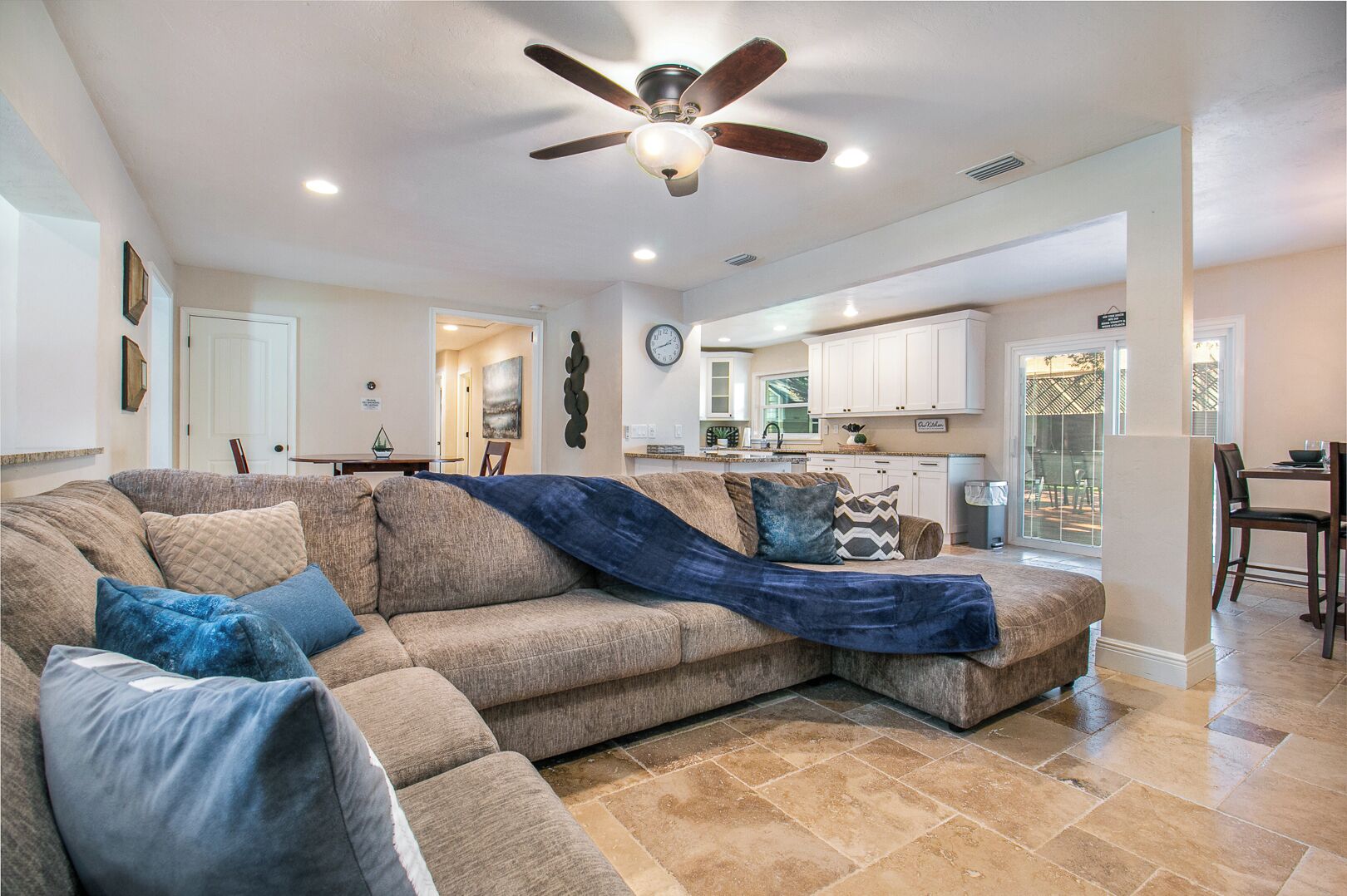 Smart TV, Netflix, Hulu, table football