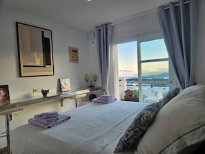 3 habitaciones, caja de seguridad en la habitación y escritorio