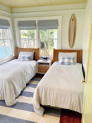 3 bedrooms, desk, iron/ironing board, travel crib
