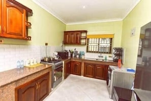 Una cocina con armarios de madera, estufa y refrigerador.