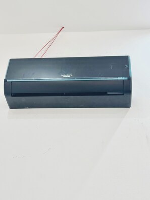 Een zwarte, draagbare airconditioner met een zichtbaar merk en een stroomkabel.