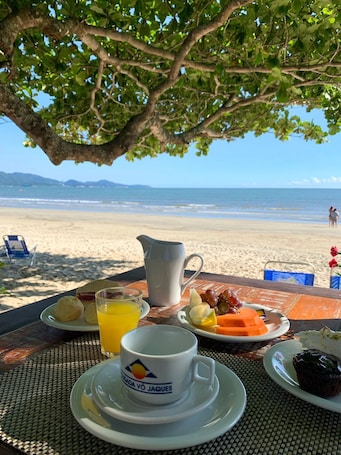包含每日自助早餐