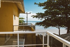 Cortinas blackout, wifi gratis y ropa de cama 