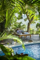 Piscine extérieure, chaises longues