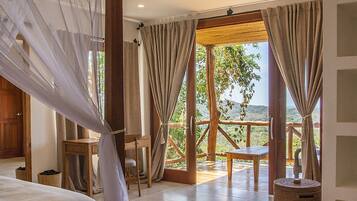 Ropa de cama de alta calidad y caja de seguridad en la habitación