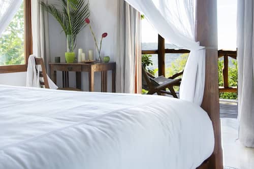 Vista Premium Room with 1 King Bed | Literie de qualité supérieure, coffres-forts dans les chambres