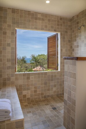 Shower, rainfall showerhead, free toiletries, hair dryer - Tierra Magnifica Boutique Hotel (Nosara)