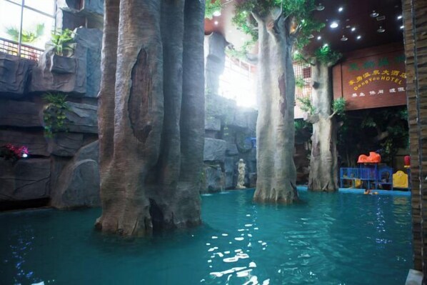 Indoor pool - Dongyong Hot Spring Hotel (Mile)