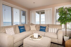 Televisión, chimenea y oficina 