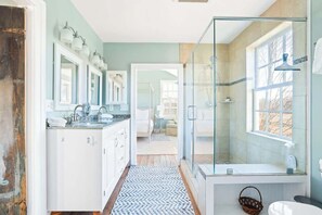 Shower, hair dryer, shampoo - 39-Acre Retreat: Mtn Vistas, River, Pool & Trails (Dyke)