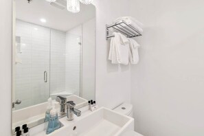 Een douche, een haardroger, shampoo
