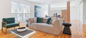 Bright Downtown Studio w/Full Kitchen+King Bed