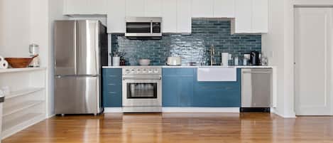 Microwave, oven, dishwasher, coffee/tea maker