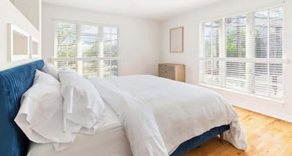 Bright Downtown Studio w/Full Kitchen+King Bed