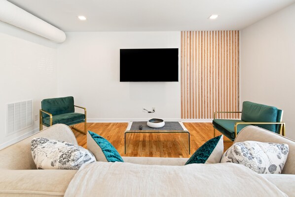 Smart TV - The Poseidon - Studio apartment attached to Downtown Mall (Charlottesville)