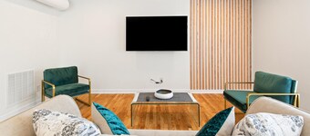 The Poseidon - Studio apartment attached to Downtown Mall