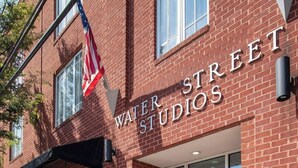 Un edificio in mattoni con un negozio che recita 'WATER STREET STUDIOS'.
