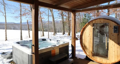 River Estate 2 homes + Lodge, 120 acres, Hot tub, Sauna, minutes from wineries