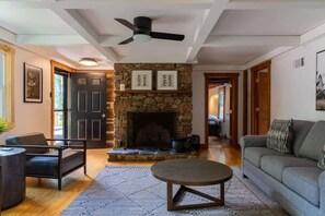 Smart TV, fireplace, offices - RockFish Estate | The 100 Collection | HotTub (Shipman)