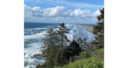 .08 mi walk to the beach, fully equipt home, wifi, quiet neighborhood.