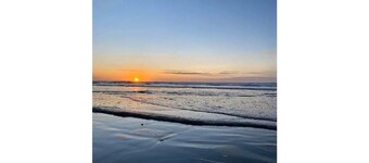 .08 mi walk to the beach, fully equipt home, wifi, quiet neighborhood.