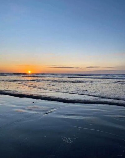 .08 mi walk to the beach, fully equipt home, wifi, quiet neighborhood.