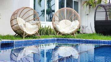 Alberca al aire libre y alberca climatizada