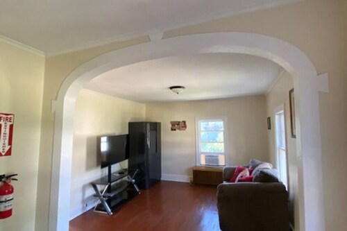 BEAUTIFUL NEWLY FURNISHED & Updated Apartment! Calling TRAVEL NURSES & MEDS!