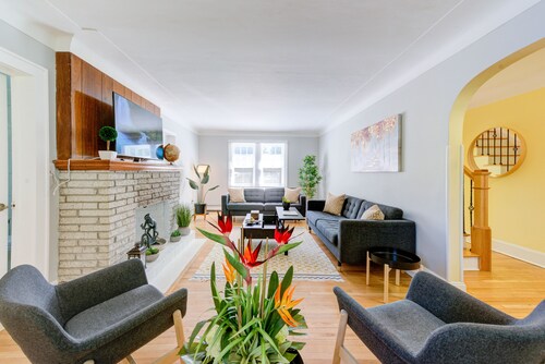 Magic Escape 4 BR Spacious Fully Fenced Backyard with Sauna