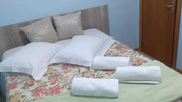 2 bedrooms, iron/ironing board, WiFi, bed sheets