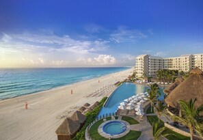 Beach nearby, sun-loungers, beach towels