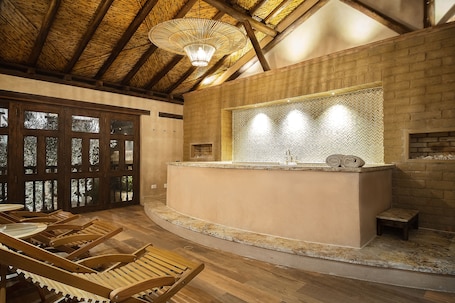 Indoor spa tub. Hotel Casa Alcestre