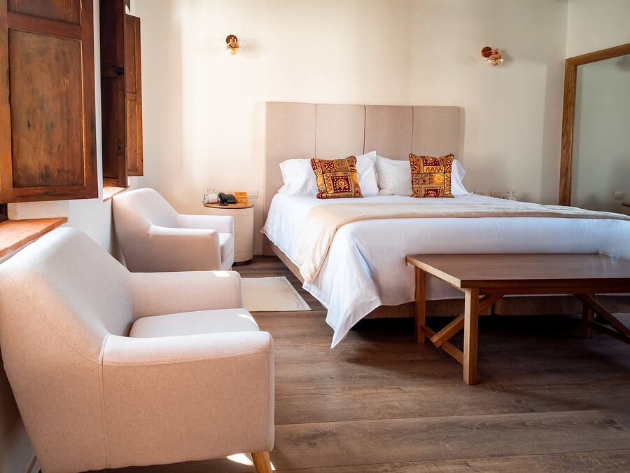 Premium bedding, in-room safe, desk, laptop workspace