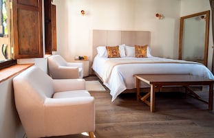 Premium bedding, in-room safe, desk, laptop workspace