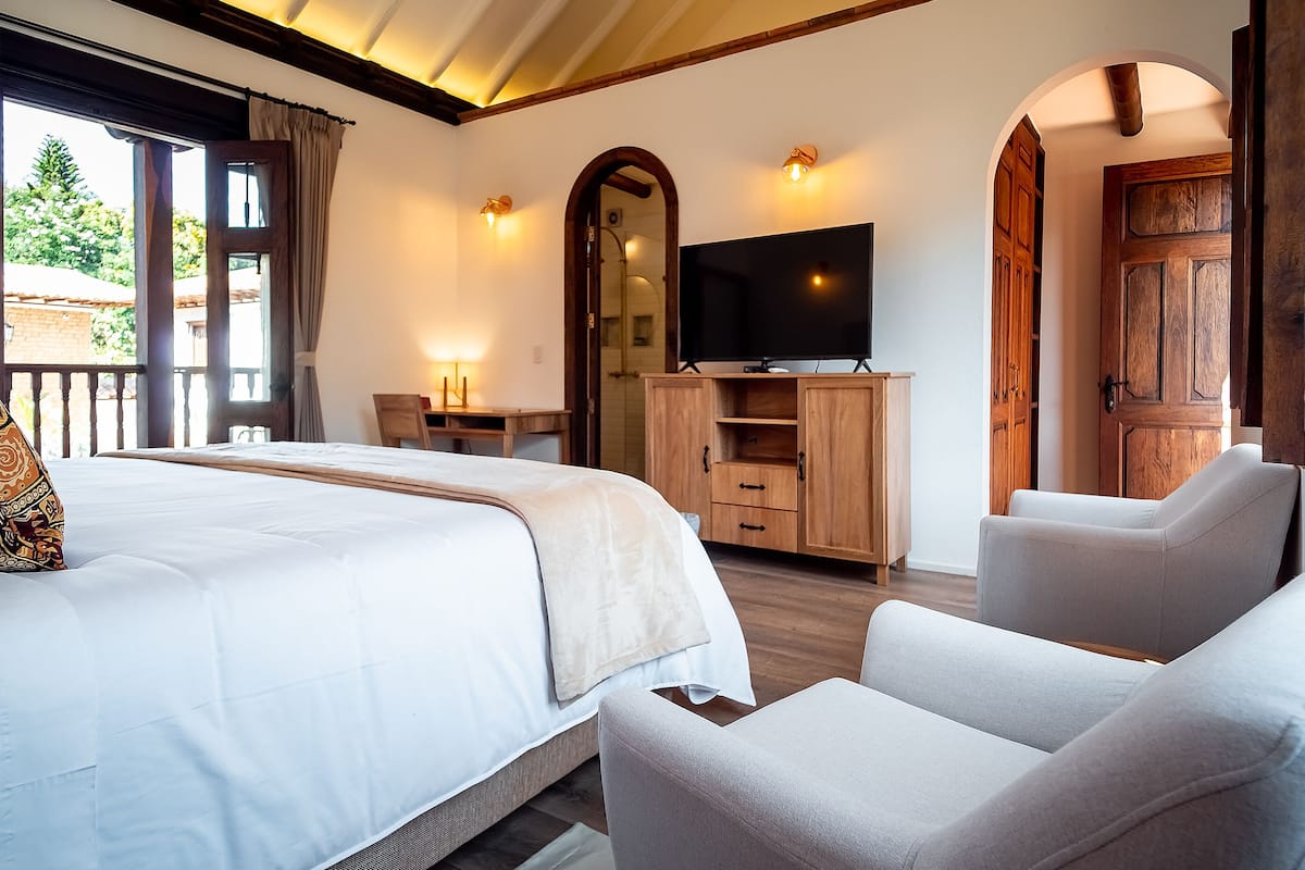 Premium bedding, in-room safe, desk, laptop workspace